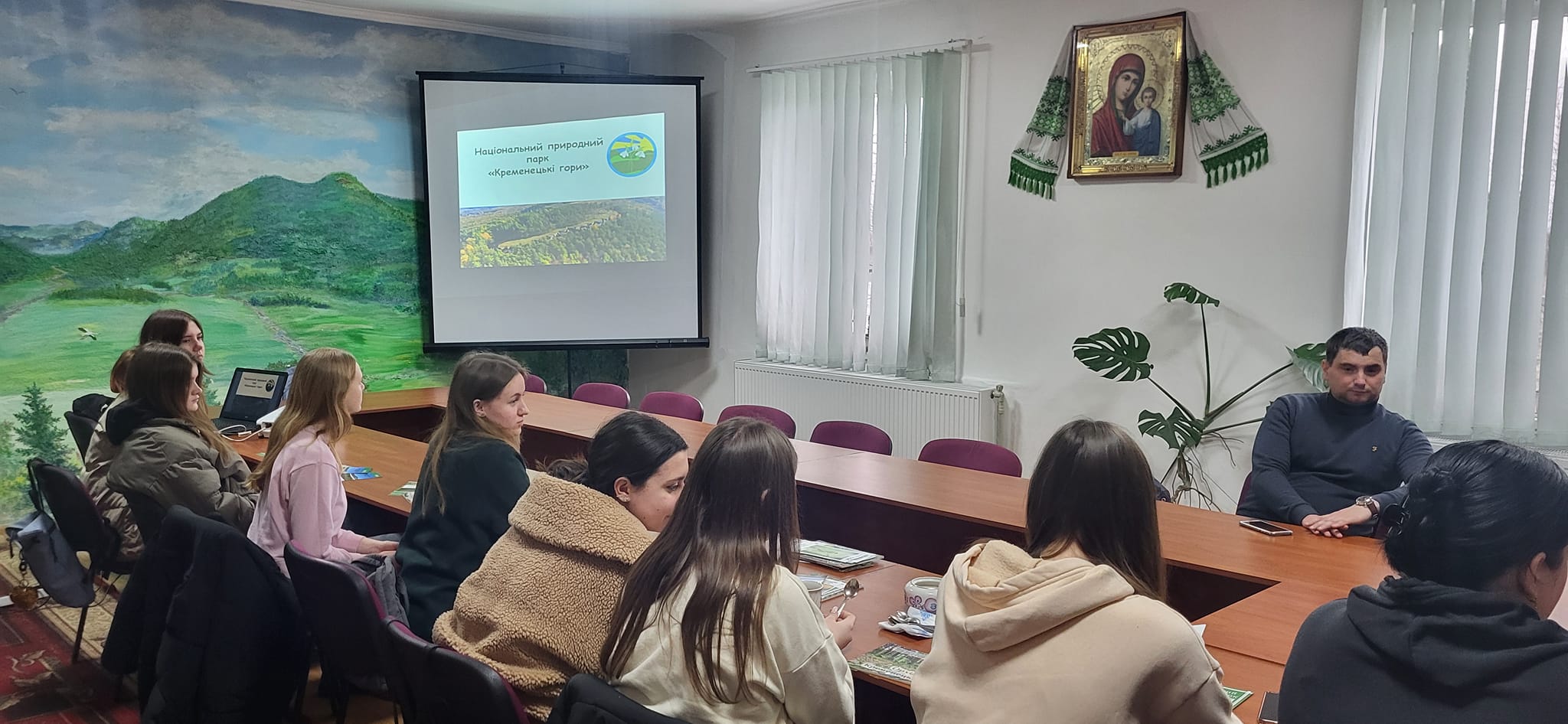 Студенти знайомляться із науковими та інформаційними матеріалами Парку